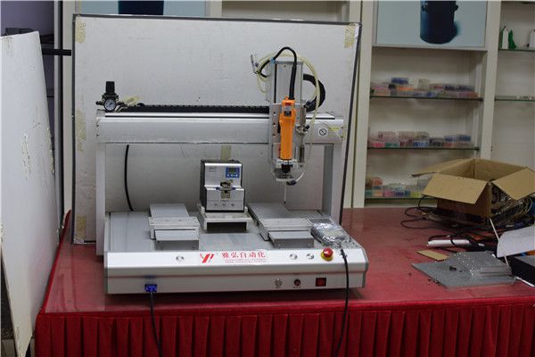 自動送鎖螺絲機
