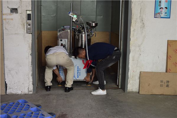 專業半自動灌膠機